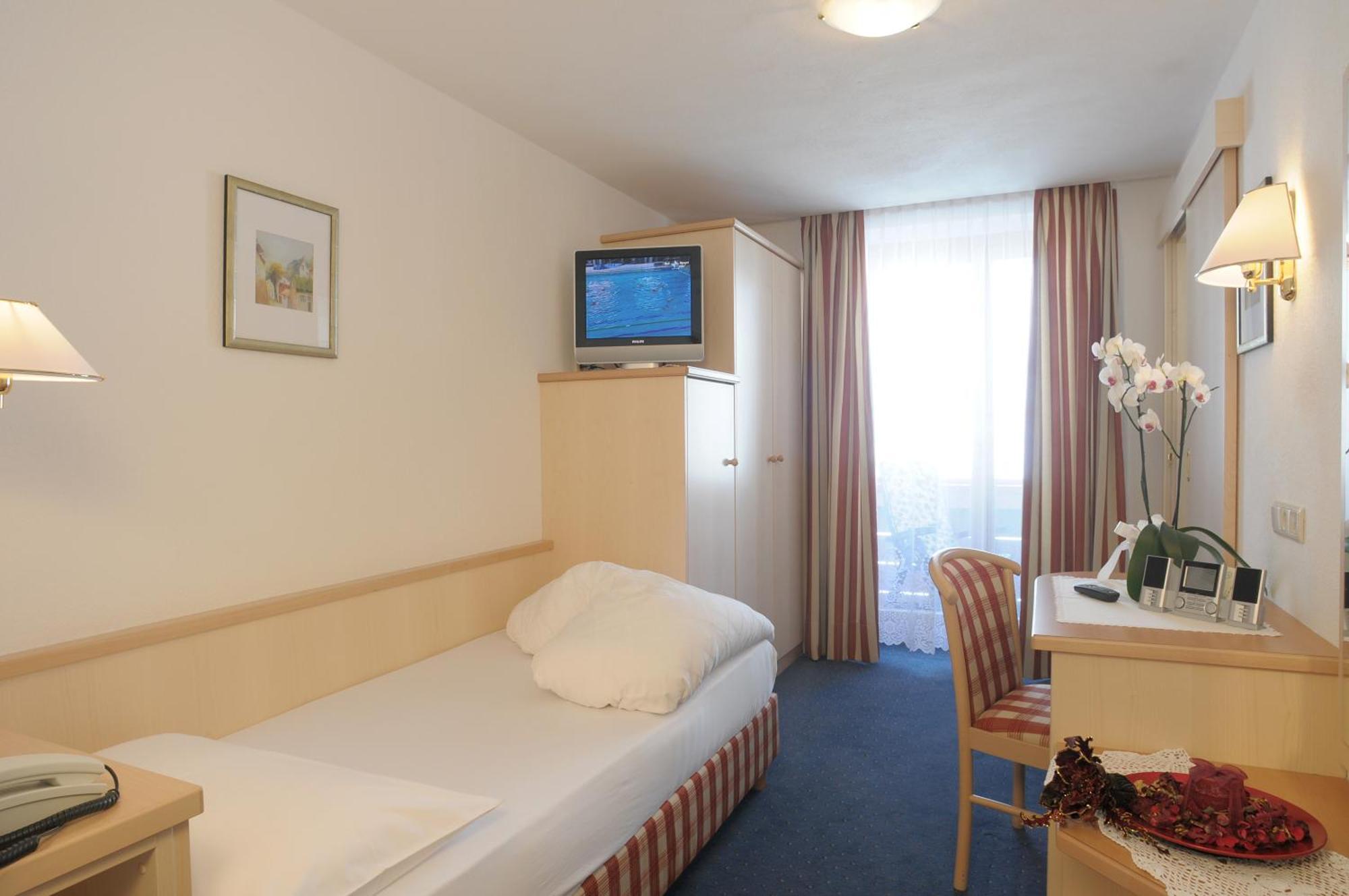 Serena Hotel 3*